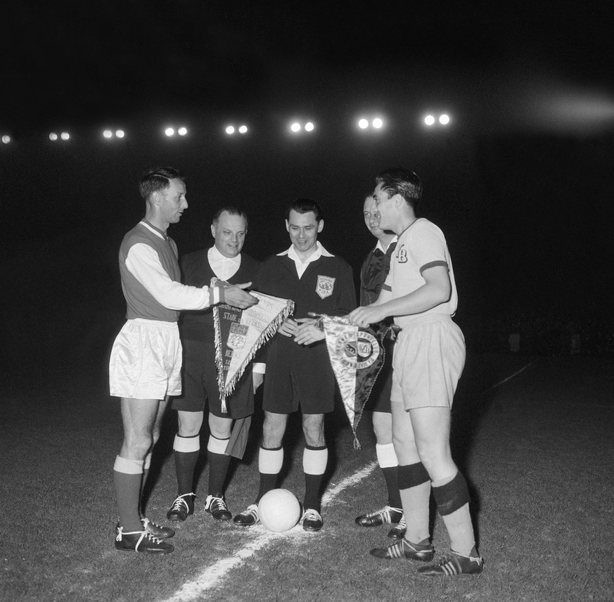 ARCHIVBILD ZUM KEYSTONE-SDA-TEXT ZU YB-REIMS 1959 --- Die Captains, rechts der YB-Spieler Eugen &quot;Geni&quot; Meier, der Fussballmannschaften Young Boys und Stade Reims tauschen am 15. April 1959 v ...