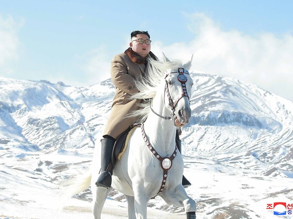 Nordkoreas Machthaber Kim Jong Un reitet propagandawirksam auf dem Rücken eines weissen Pferds auf dem Berg Paektu, dem höchsten Gipfel des Landes.