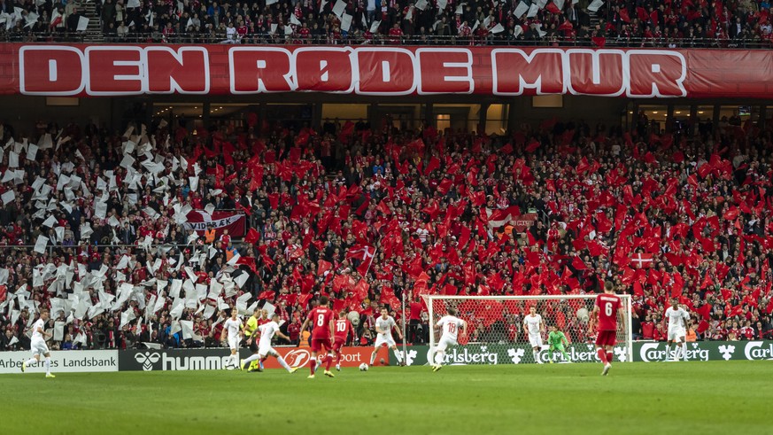 Eine rot-weisse Mauer aus Fans: Szene aus dem EM-Quali-Spiel Dänemark – Schweiz im Oktober 2019.