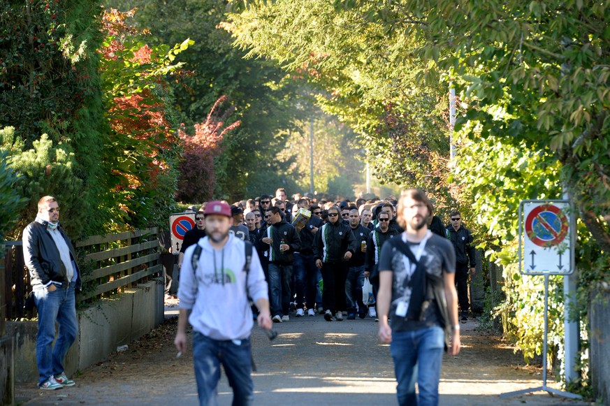 St. Galler Fans sind auf dem Weg zum Stadion Bruegglifeld in Aarau.