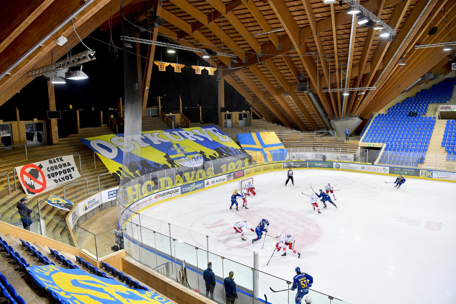 Leere Zuschauerraenge beim Eishockey-Qualifikationsspiel der National League zwischen dem HC Davos und den SC Rapperswil Jona Lakers, am Samstag, 29. Februar 2020 im Eisstadion in Davos. Die Spiele de ...