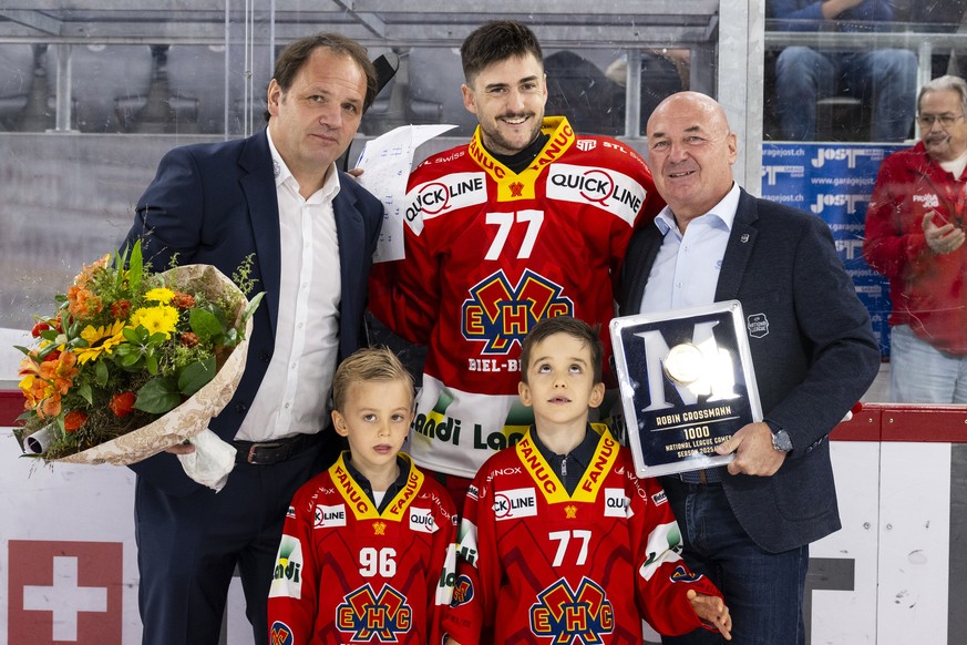 Martin Steinegger, Sportchef EHC Biel, links, und Denis Vaucher, CEO National League, rechts, ehren Spieler Robin Grossmann (EHCB) zu 1000 Spielen in der hoechsten Spielklasse im Spiel der Eishockey N ...