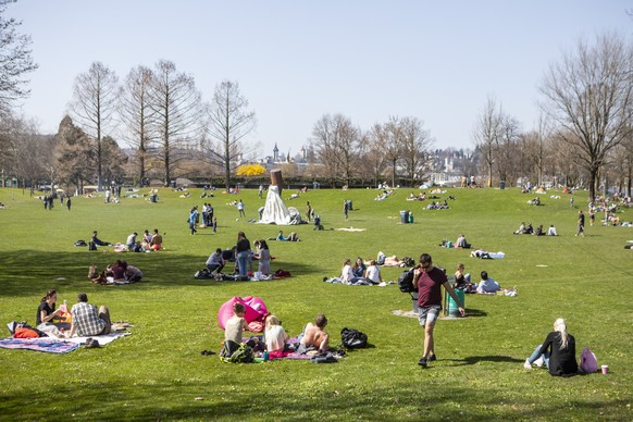 Sonnenbadende liegen auf einer Wiese in der Ufschoetti in Luzern am Samstag, 7.April 2018, in Luzern. (KEYSTONE/Patrick Huerlimann)