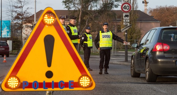 epa05024182 Border control police check cars in the border between France and Germany in Kehl, Germany, 14 November 2015. At least 120 people have been killed in a series of attacks in Paris on 13 Nov ...