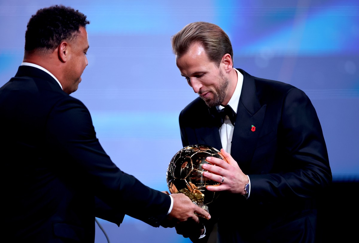 epa13333530 Former Brazilian international Ronaldo Luis Nazario de Lima (L) presents England captain Harry Kane with the Men's Ballon d'Or at the 2026 Ballon d'Or awards ceremony at the ...
