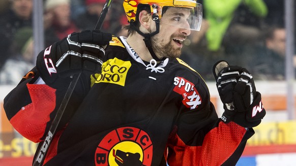 SC Bern Topscorer Mark Arcobello jubelt nach dem Tor zum 4:3, waehrend dem Eishockey Meisterschaftsspiel der National League A zwischen dem SC Bern und dem HC Fribourg Gotteron, am Freitag, 23. Dezemb ...