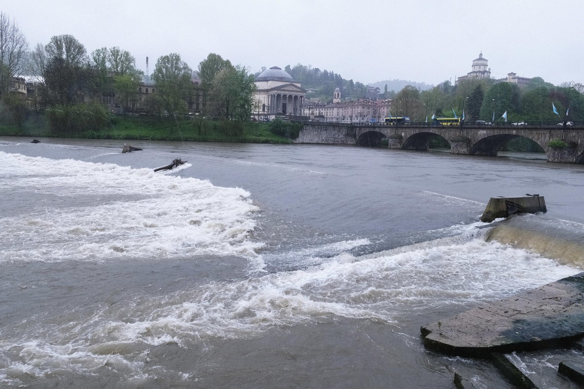 epa12035294 A view of an overflowing river during heavy rain in Turin, Italy, 16 April 2025. The bad weather will intensify and bring very heavy rainfall to the mountainous and piedmont areas of north ...