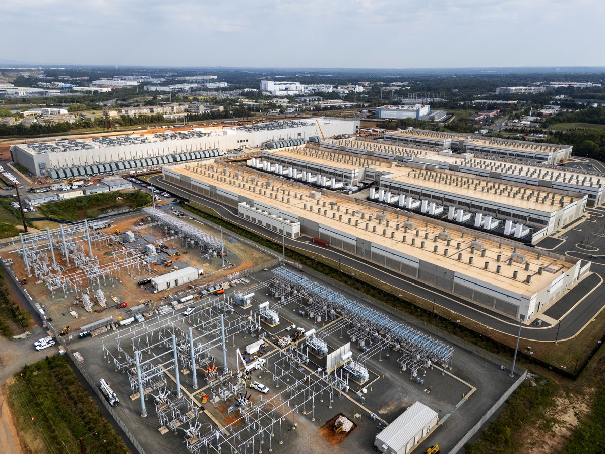 epa12400419 An image made with a drone shows an Amazon Web Services (AWS) data center in Ashburn, Virginia, USA, 23 September 2025. Virginia is home to more than 650 data centers, the highest concentr ...