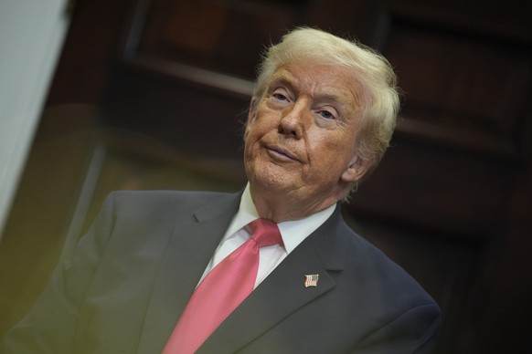 epa12565739 US President Donald J Trump announces that Michael and Susan Dell have pledged a historic 6.25 billion US dollars to seed &#039;Trump accounts&#039; for kids, in the Roosevelt Room of the  ...