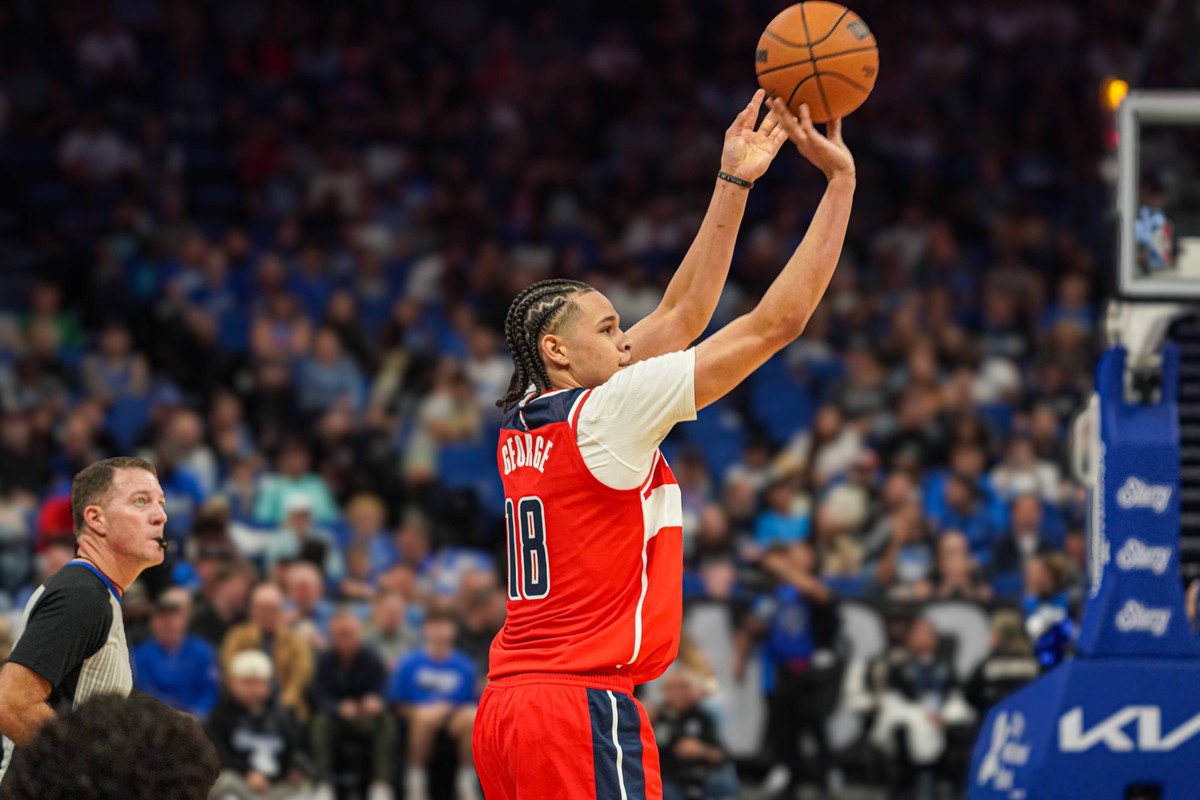 Washington Wizards at Orlando Magic, Orlando, Florida, USA Orlando, Florida, USA, November 10, 2024, Washington Wizards player Kyshawn George 18 shoots a three at the Kia Center. NOxUSExINxGERMANY PUB ...