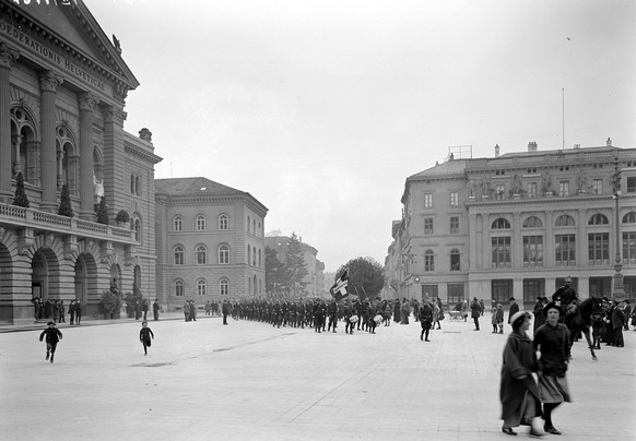 Infanteristen auf dem Bundesplatz in Bern während des Ersten Weltkriegs.