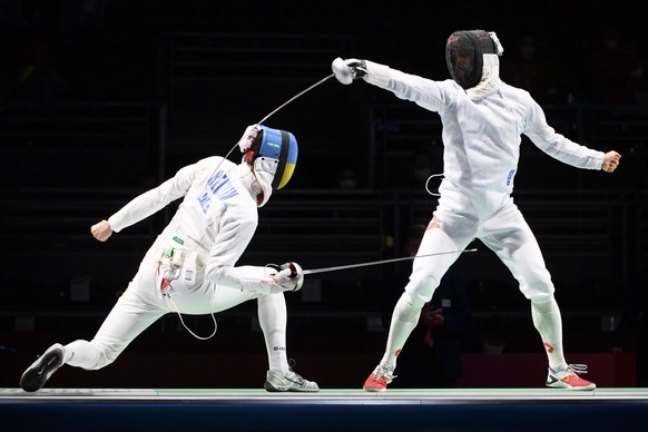 epa09363628 Switzerland's Max Heinzer (R) competes against Ukraine's Igor Reizlin (L) in the men's epee fencing individual round of 16 competition during the Fencing events of the Tokyo ...