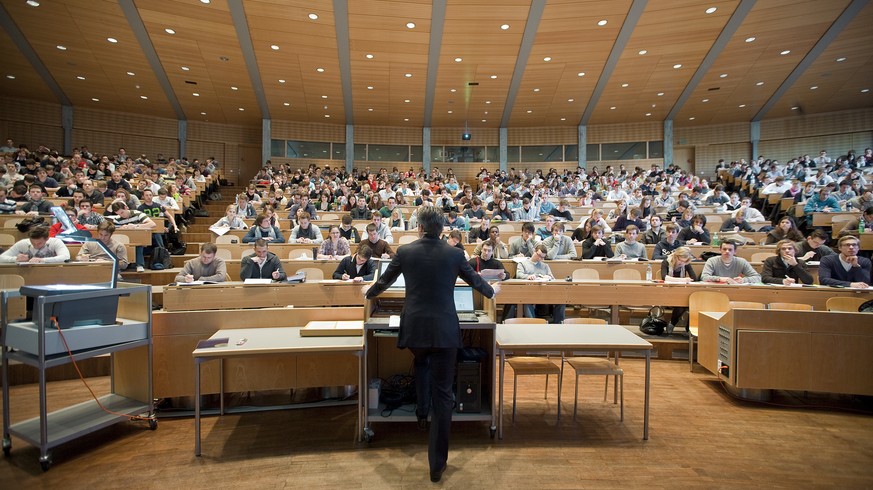 FILE -- Students follow professor Dr. Thomas Berndt&#039;s lecture on controlling and accounting in the big auditorium &quot;Audimax&quot; at the University of St. Gallen (HSG) in St. Gallen, Switzerl ...