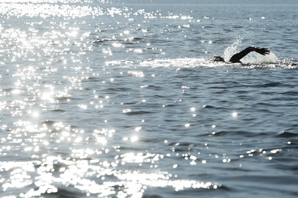 Mit einer Badekappe schwimmt es sich sicherer.