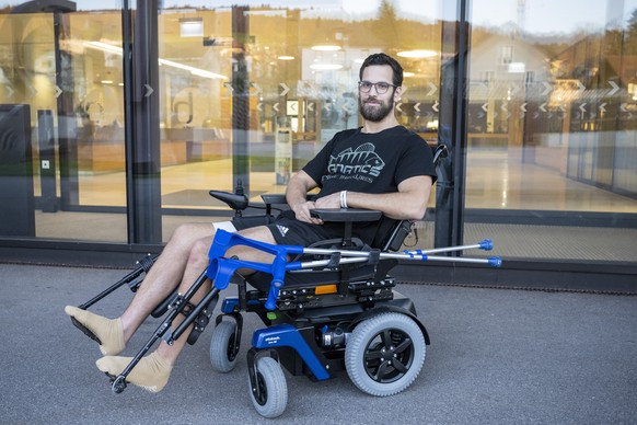 Der Schweizer Bobanschieber und -bremser Sandro Michel bei einem Medientermin waehrend seiner Rehabilitation am Freitag, 22. Maerz 2024 in Bellikon. Der Bobfahrer wurde bei einem tragischen Unfall wae ...