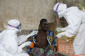 Ein an Ebola erkrankter Mann wird medizinisch versorgt.