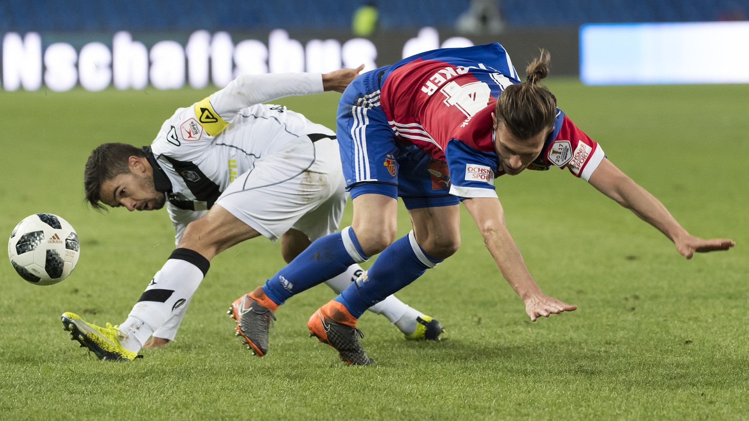 Luganos Jonathan Sabbatini, links, im Kampf um den Ball gegen Basels Valentin Stocker, rechts, im Fussball Meisterschaftsspiel der Super League zwischen dem FC Basel 1893 und dem FC Lugano im Stadion  ...