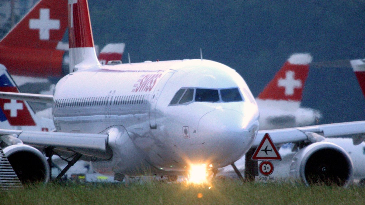 Eine Maschine (Airbus A320) der Swiss International Air Lines kurz nach der Landung am 6. Juni 2003 spaetabends auf der Ostpiste 28 des Flughafens Unique bei Zuerich Kloten. Der Flughafen Unique reagi ...