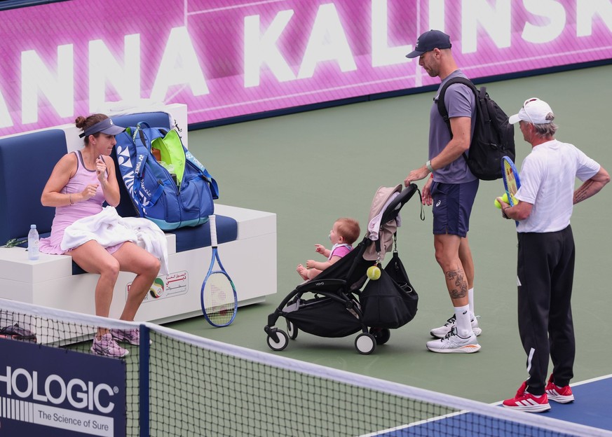 Belinda Bencic tanzt fuer Baby Bella Partner Martin Hromkovic und Trainer,coach Ian Hughes schauen zu,Dubai Duty Free Tennis Championships, Dubai, U.A.E. *** Belinda Bencic dances for Baby Bella partn ...