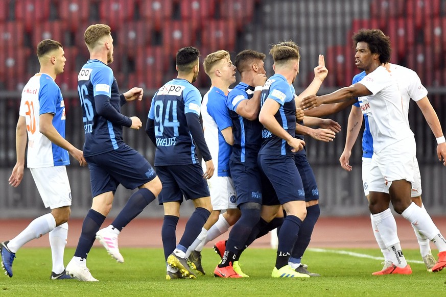 Spielerauflauf beim Fussballspiel der Super League Grasshopper Club Zuerich gegen den FC Zuerich im Stadion Letzigrund in Zuerich am Samstag, 6. Aril 2019. (KEYSTONE/Walter Bieri)