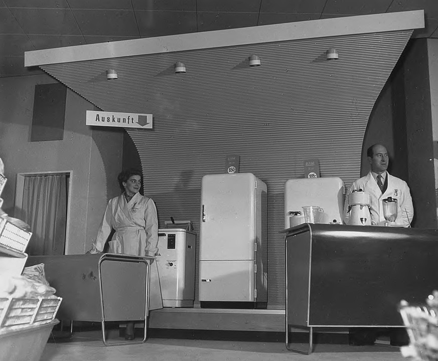 Einführung Non-Food
(1951) MGB_Dok_Fo_009045
Eröffnung Migros-Markt
Luzern, Hertensteinstrasse 44:
Kühlschrankverkauf
1954