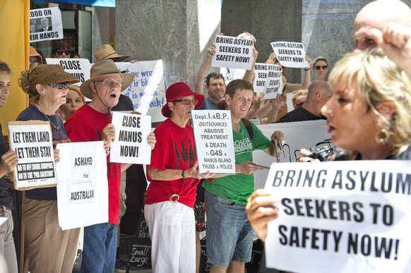 Gegen die Auslagerung der Asylzentren auf ferne Inseln gibt es in Australien immer wieder Proteste. Die Schweizerische Flüchtlingshilfe kritisiert die Idee, dass die Schweiz ähnliche Lager schaffen so ...