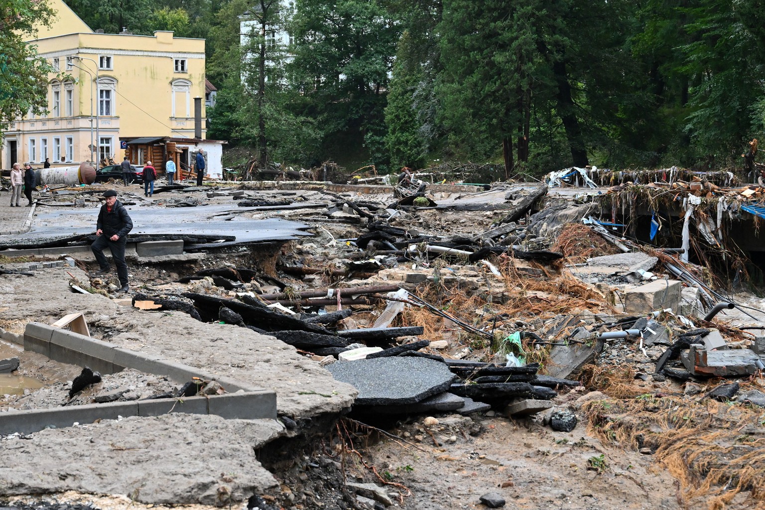 epaselect epa11606419 Damaged and flooded streets after the heavy rainfalls in a spa town Ladek-Zdroj, southwestern Poland, 15 September 2024. The southern regions of Poland are experiencing record ra ...