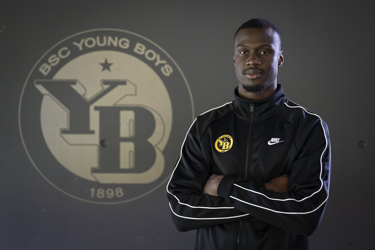 YBs Cheikh Niasse posiert an einer Medienkonferenz zur zweiten Saisonhaelfte der Fussballmeisterschaft, am Mittwoch, 17. Januar 2024, im Stadion Wankdorf, in Bern. (KEYSTONE/Anthony Anex).