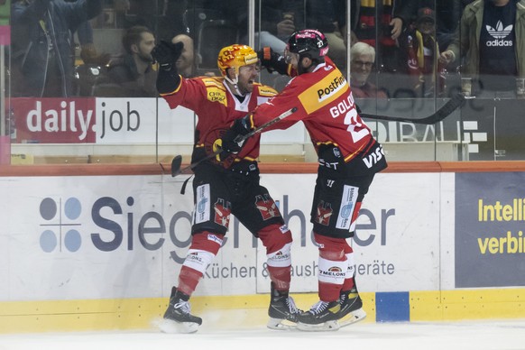 Berns PostFinance Topscorer Christopher DiDomenico, links, jubelt nach seinem Tor zum 4-2 mit Berns Cody Goloubef, rechts, beim Eishockey Meisterschaftsspiel der National League zwischen dem SC Bern u ...