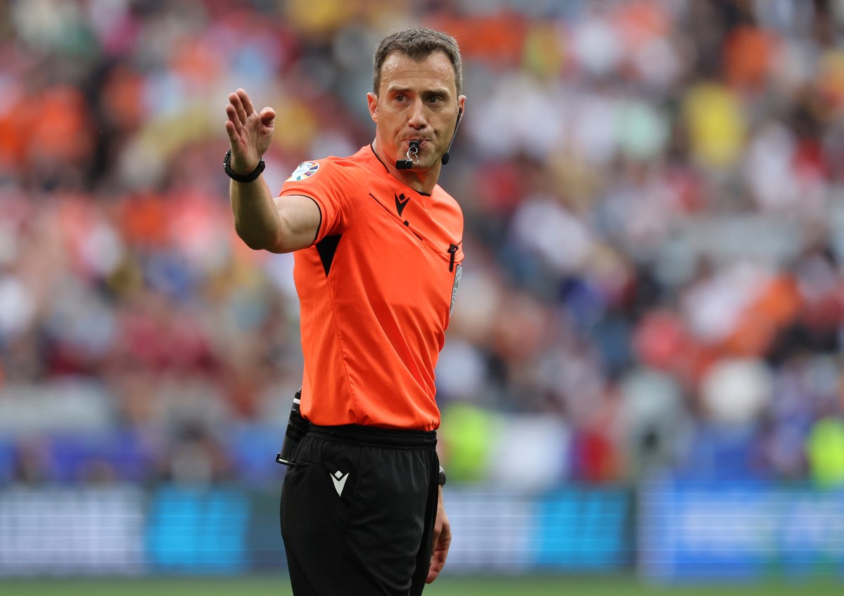 epa11452984 Referee Felix Zwayer whistles and gestures during the UEFA EURO 2024 Round of 16 soccer match between Romania and Netherlands, in Munich, Germany, 02 July 2024. EPA/MOHAMED MESSARA