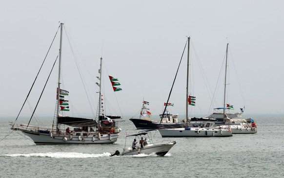 epaselect epa12364868 Vessels, part of the Global Sumud Flotilla, off the coast of Sidi Bou Said, one day after a drone attack on one of the humanitarian ships in Tunisian waters off Tunis, Tunisia, 0 ...