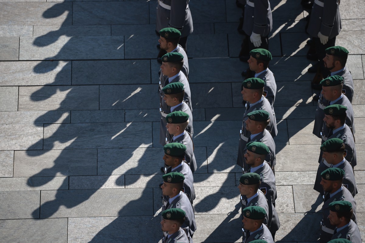 epa11568335 Soldiers cast their shadows as they stand in the yard of the chancellery during a reception with military honors for British Prime Minister Keir Starmer (not pictured), in Berlin, Germany, ...