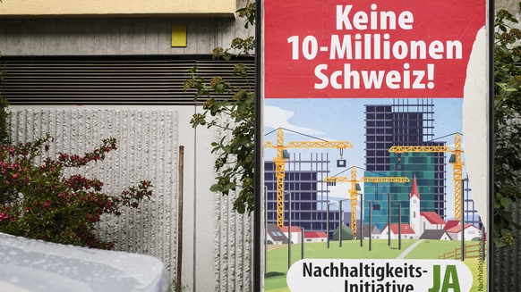 Ein Plakat wirbt fuer die Nachhaltigkeits-Initiative, Keine 10-Millionen-Schweiz! der SVP, fotografiert am Montag, 18. Mai 2026 in Bern. (KEYSTONE/Christian Beutler)