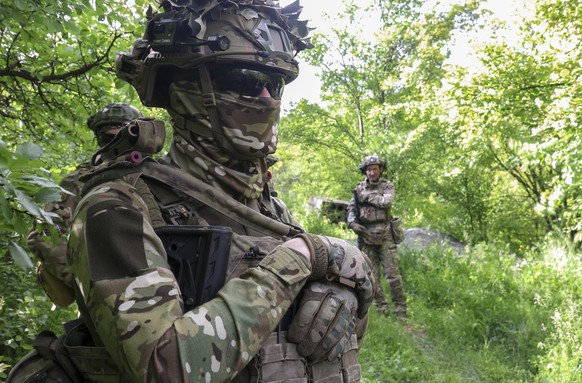 epaselect epa13003124 A Serviceman of the 13th Khartiia Brigade of the National Guard of Ukraine takes part in a tactical training exercise on a shooting range at an undisclosed location in the Kharki ...