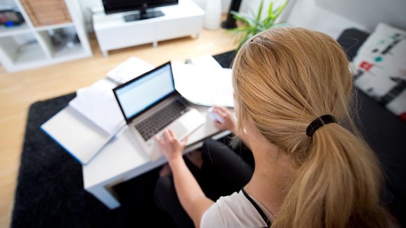 Viele Arbeitnehmende in der Schweiz würden nach der Corona-Pandemie gerne zumindest teilweise weiter zu Hause arbeiten. (Themenbild). keyword ergänzung homeoffice home office (jaw)