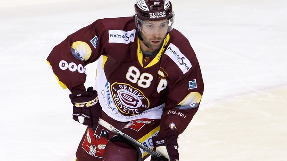 ZUM EISHOCKEY PLAYOFF-VIERTELFINAL ZWISCHEN DEM EV ZUG UND SERVETTE GENEVE HC STELLEN WIR IHNEN FOLGENDES BILDMATERIAL ZUR VERFUEGUNG  Geneve-Servette&#039;s center Kevin Romy drives the puck, during ...