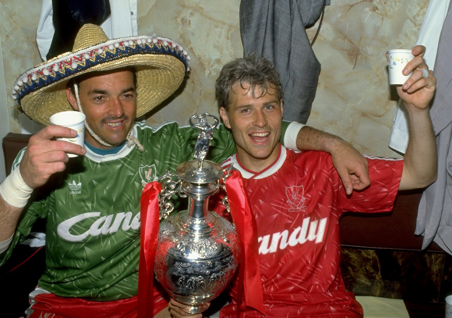 Bruce Grobbelaar (links) and Glenn Hysen feiern den letzten Ligatitel des FC Liverpool im Jahr 1990.
