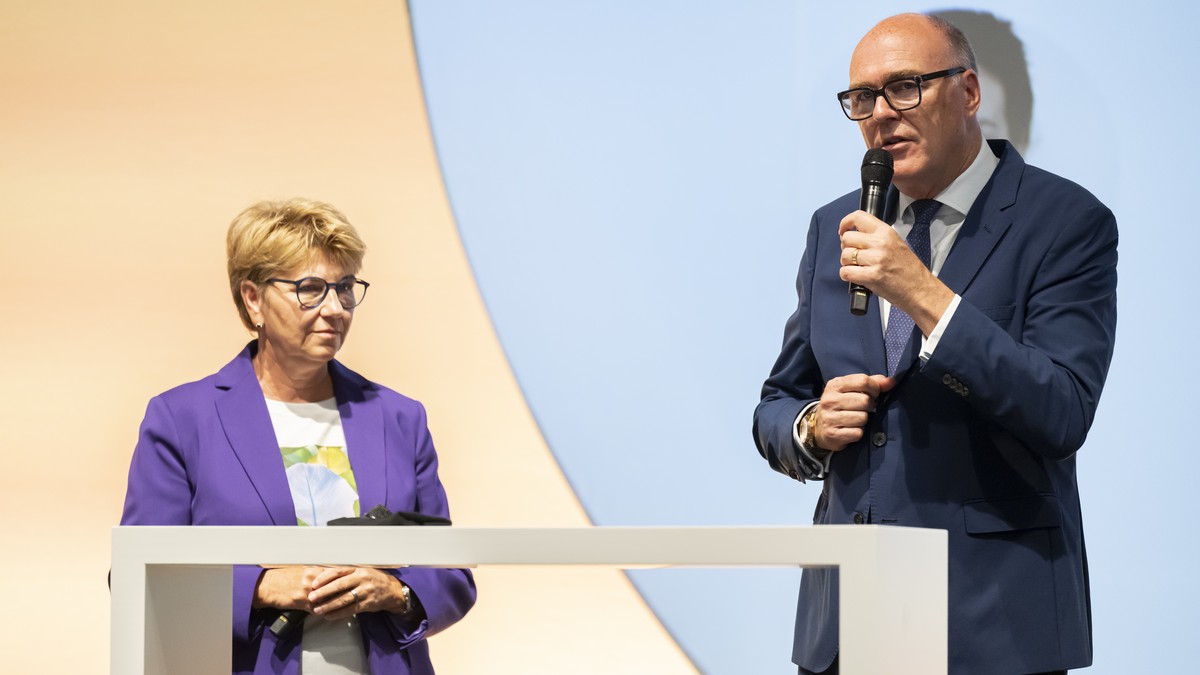 Bundesrat Martin Pfister, rechts, spricht neben alt Bundesraetin Viola Amherd, links, an der Delegiertenversammlung der Mitte Partei, am Samstag, 28. Juni 2025 in Bern. (KEYSTONE/Anthony Anex)
