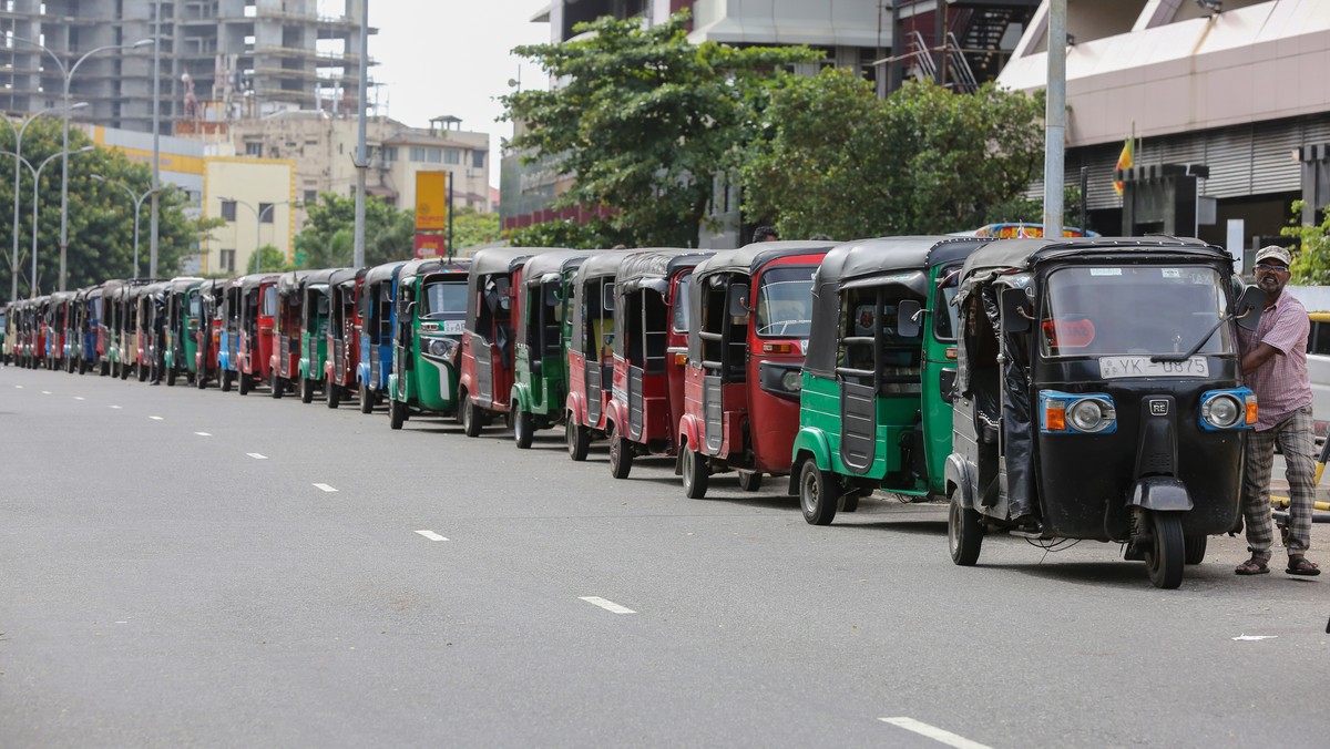 epa10018442 Auto rickshaws queue to fetch fuel from a gas station amid a fuel shortage in Colombo, Sri Lanka, 17 June 2022. The Sri Lankan government introduce a two-week work from home program for th ...
