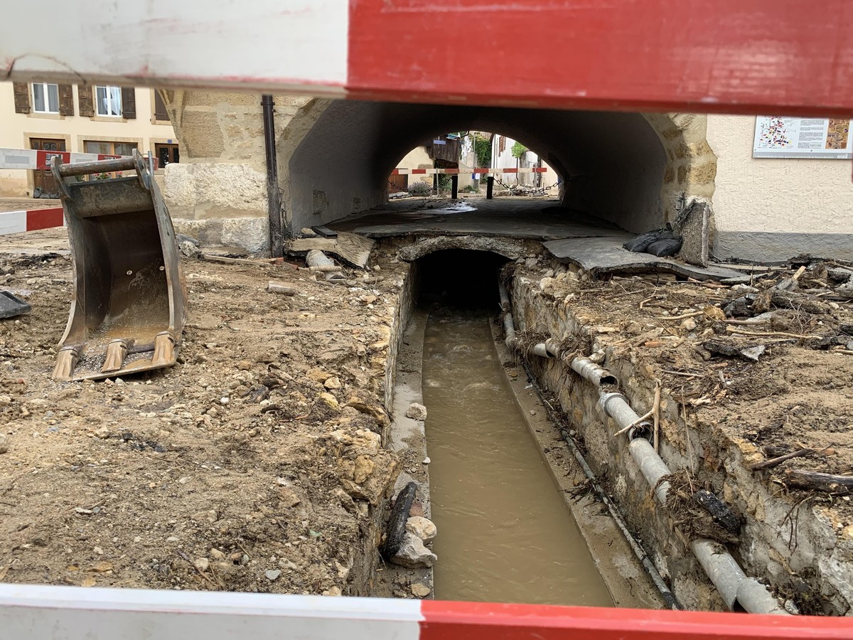 La pression a été telle qu'elle a fait exploser la canalisation souterraine du Ruhaut, le ruisseau en furie. Cressier, 25 juin 2021.