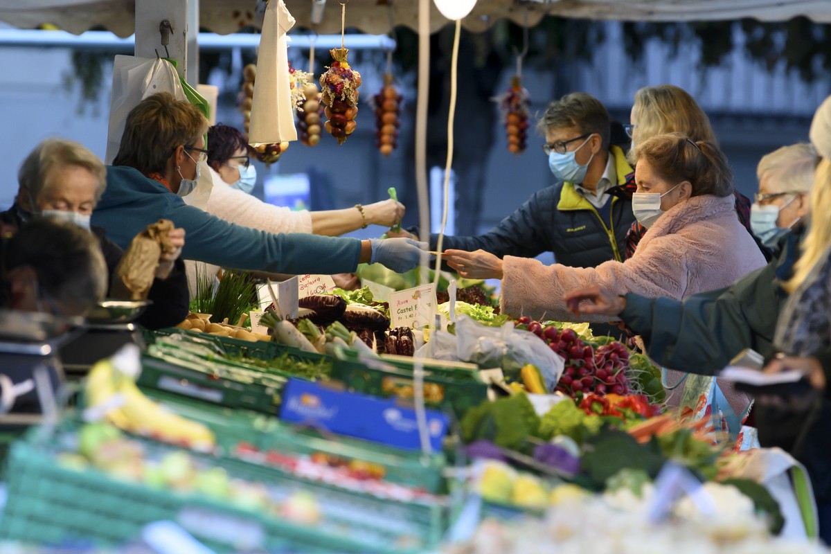 Personen mit Schutzmasken am Berner Wochenmarkt waehrend der Corona-Krise, am Samstag, 24. Oktober 2020 auf dem Bundesplatz, in Bern. Der Regierungsrat hat am Freitag eine Reihe von Verboten beschloss ...