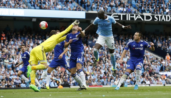 Football - Manchester City v Chelsea - Barclays Premier League - Etihad Stadium - 16/8/15
Chelsea&#039;s Asmir Begovic and Gary Cahill collide as Manchester City&#039;s Eliaquim Mangala heads wide
A ...