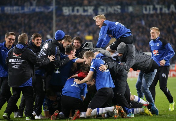 epa04696141 Players of Bielefeld celebrate after winning the German DFB Cup quarter final soccer match between Arminia Bielefeld and Borussia Moenchengladbach in Bielefeld, Germany, 08 April 2015. Thi ...