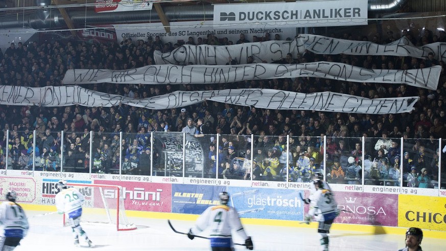 Fans vom SC Langenthal mit Transparenten vor dem dritten Playoff-Halbfinalspiel der National League B zwischen dem SC Langenthal und dem EHC Olten am Freitag 8. Maerz 2013 in Langenthal. Ronny Keller, ...