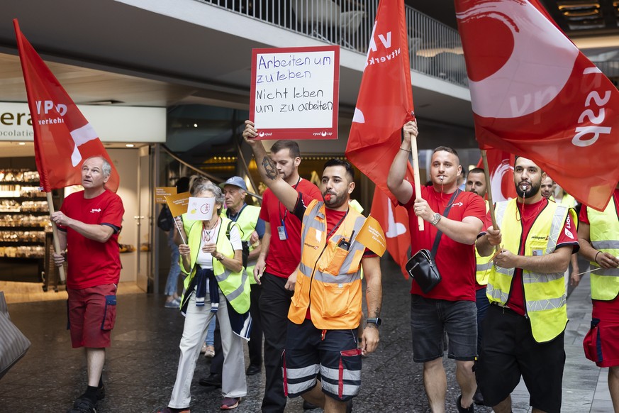Angestellte des Flugzeugabfertigers Swissport protestieren am Samstag, 23. Juli 2022 am Flughafen Zuerich Kloten gegen die schlechten Arbeitsbedingungen bei der Bodenabfertigung. Das Bodenpersonal for ...