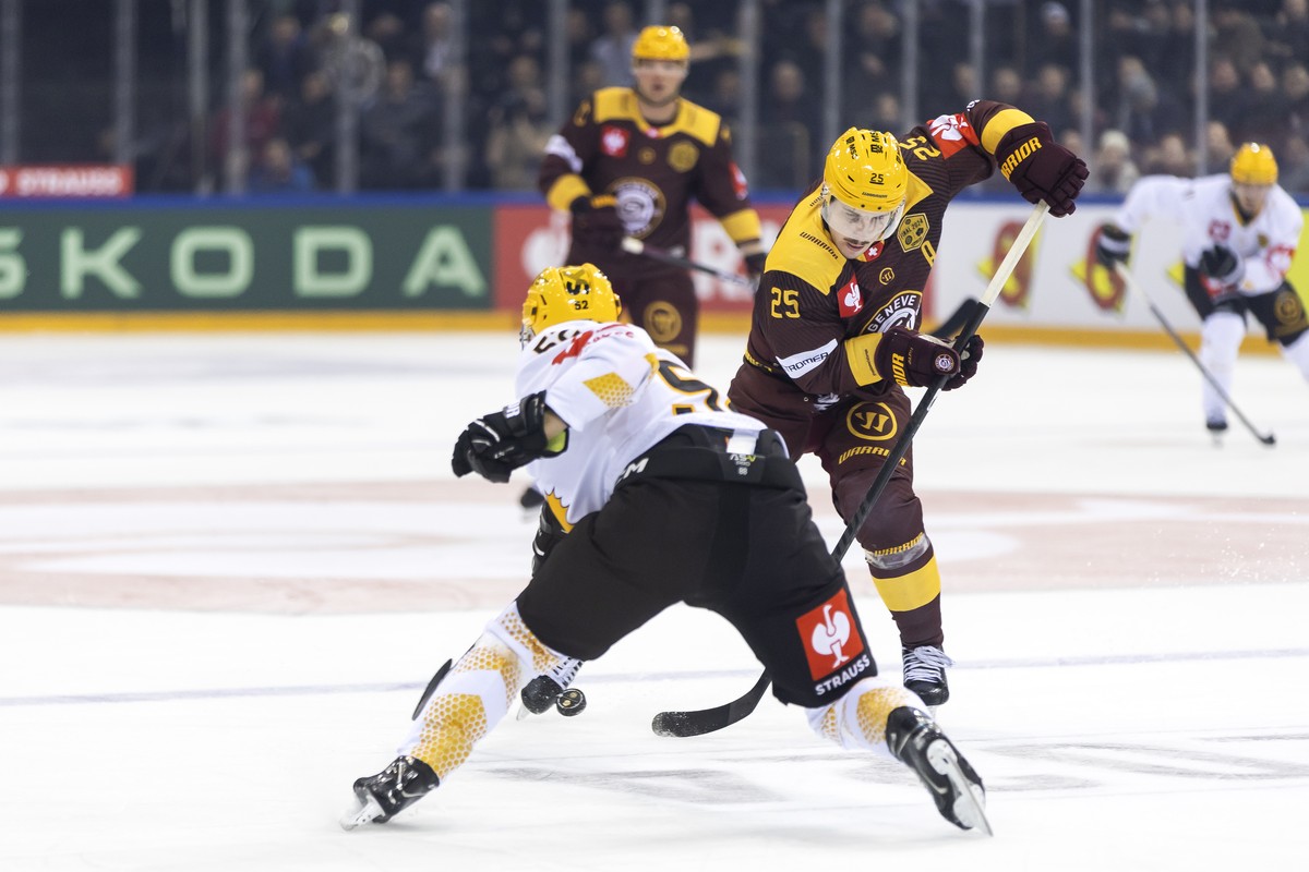Skelleftea's defender Arvid Lundberg, left, vies for the puck with Geneve-Servette's defender Roger Karrer, right, during the Champions Hockey League Final game between Switzerland's Ge ...