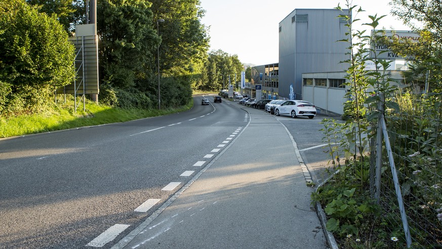 Markierungen der Spurensicherung der Polizei zeigen die Stelle an der in den fruehen Morgenstunden ein Auto vor der Kehrichtverbrennungsanlage Ibach in eine Gruppe von drei Maennern gefahren ist, aufg ...