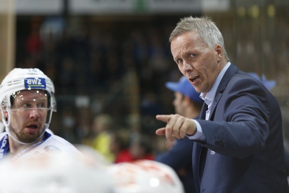 Zuerichs Trainer Hans Wallson, rechts, gibt seinem Spieler Mathias Seger Anweisungen, im Eishockey Meisterschaftsspiel der National League A zwischen den SC Bern und den ZSC Lions, am Samstag, 17. Sep ...