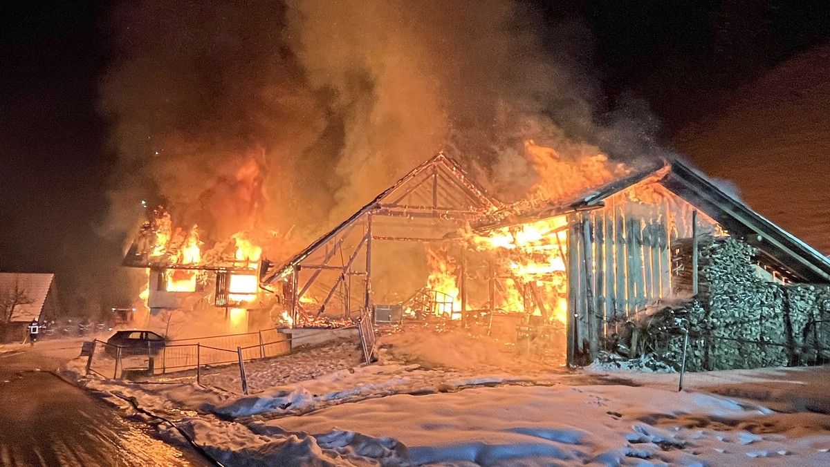 HANDOUT - Bei einem Brand in Wiggen LU sind am Montag, 22. Januar 2024 drei Personen verletzt worden. Drei weitere Personen wurden vermisst. Die Brandursache war am Montagmorgen noch unklar, wie die K ...