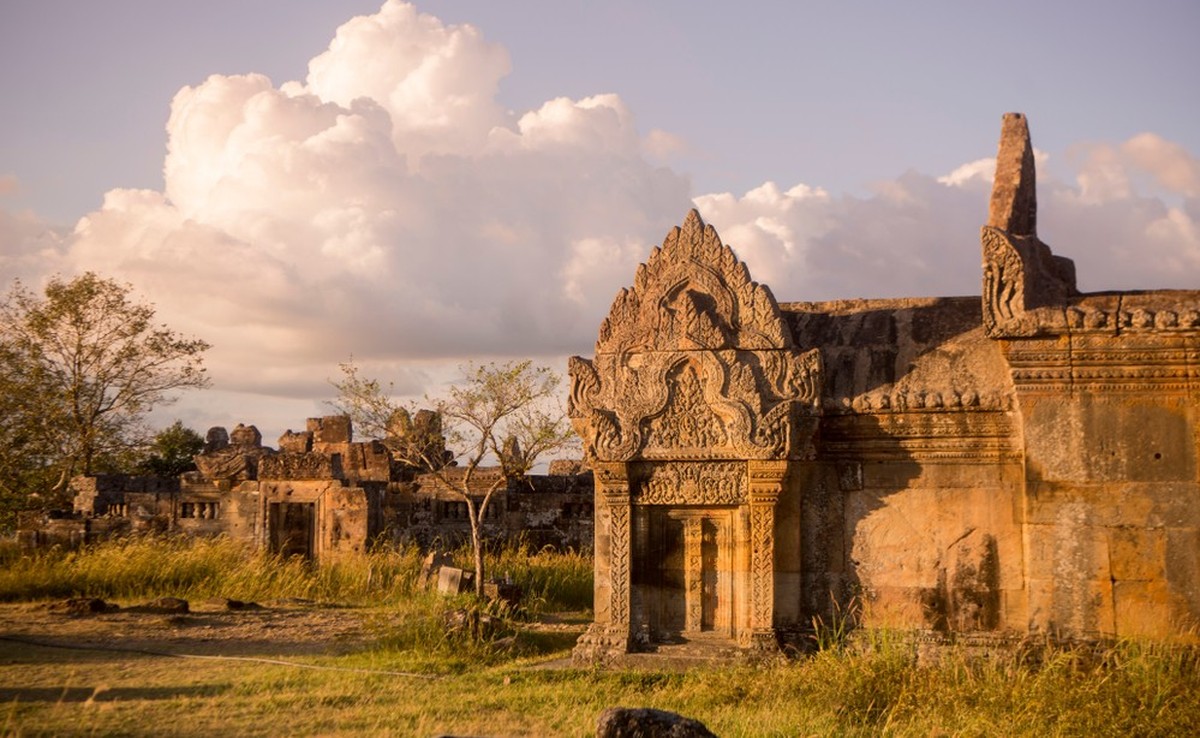 Der Hindu-Tempel wird auf kambodschanischer Seite Prasat Preah Vihear, auf thailändischer Prasat Phra Viharn genannt.